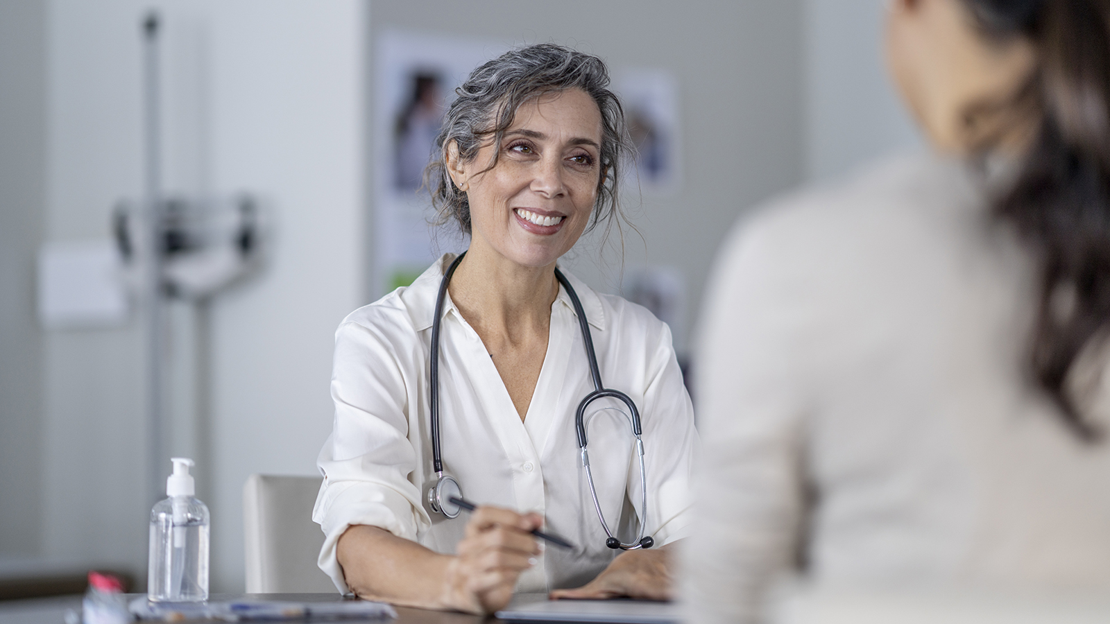 a consultant advising a woman about gynaecological treatment