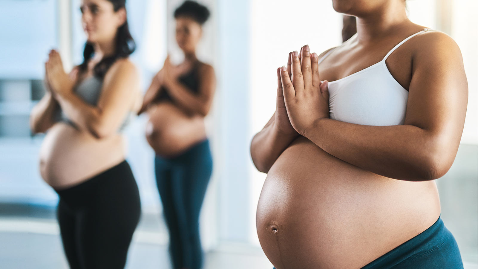 pregnant women practicing yoga which can ease pregnancy hip pain