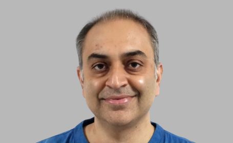 Portrait of Mr Assad Jalil , Consultant Ophthalmologist, Vitreo-retinal and Cataract Surgeon and Uveitis Specialist