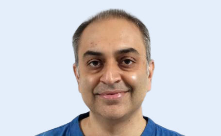 Portrait of Mr Assad Jalil , Consultant Ophthalmologist, Vitreo-retinal and Cataract Surgeon and Uveitis Specialist