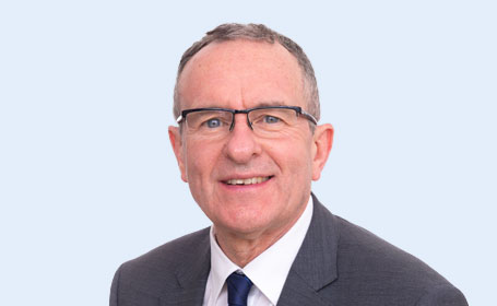 Portrait of Prof Philip Turner , Consultant Orthopaedic Surgeon
