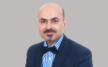 Portrait of Professor Waqar Bhatti , Consultant in Musculoskeletal & Sports Radiology