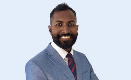 Portrait of Mr Dinesh Alexander , Consultant Orthopaedic & VELYS™ Robotic-Assisted Knee Surgeon