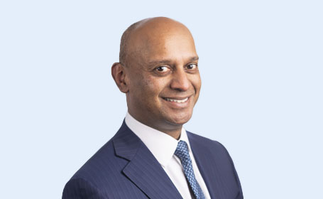 Portrait of Mr Mike Thilagarajah , Consultant Orthopaedic & Trauma Surgeon