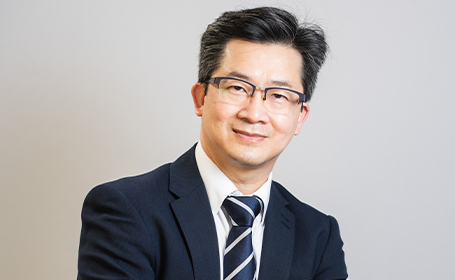 Portrait of Mr Bruce Dong , Consultant Ophthalmologist