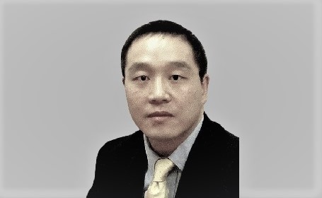 Portrait of Mr Steven Lau , Consultant Orthopaedic Spinal Surgeon