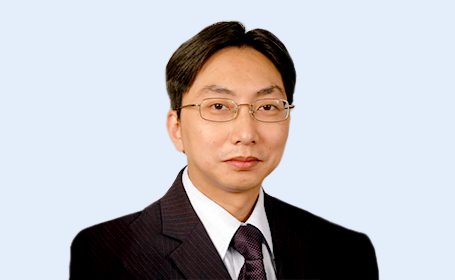 Portrait of Mr Velota Sung , Consultant Eye Surgeon
