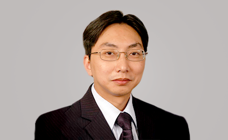 Portrait of Mr Velota Sung , Consultant Eye Surgeon
