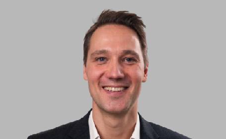 Portrait of Duncan Leadbetter , Consultant Ophthalmic Surgeon