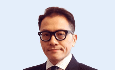Portrait of Dr Kwok Tang , Consultant Gastroenterologist & Hepatologist
