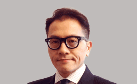 Portrait of Dr Kwok Tang , Consultant Gastroenterologist & Hepatologist