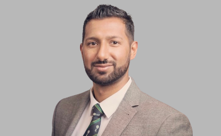 Portrait of Osman Riaz , Consultant Orthopaedic Sports Knee Surgeon