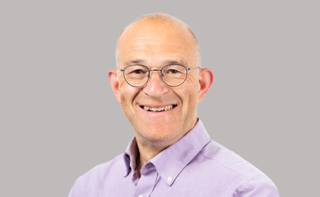 Portrait of Dr Steven Mann , Consultant Physician & Gastroenterologist