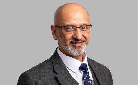 Portrait of Mr Mohammad J Iqbal , Consultant Orthopaedic Surgeon