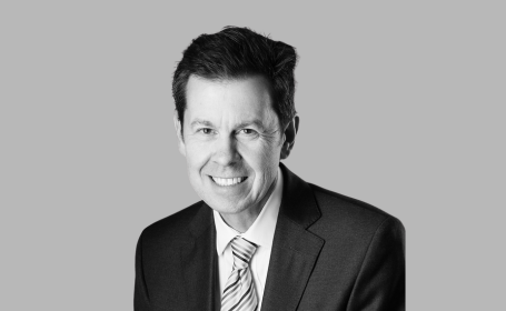 Portrait of Simon Horgan , Consultant Ophthalmologist 