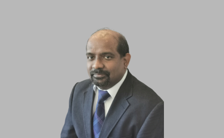 Portrait of Deva Loganathan , Consultant Ophthalmic Surgeon 