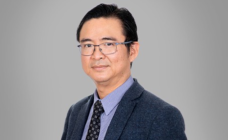 Portrait of Mr Ngiaw Saw , Consultant Urologist