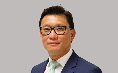 Portrait of Mr Raymond Liow , Consultant Orthopaedic Surgeon