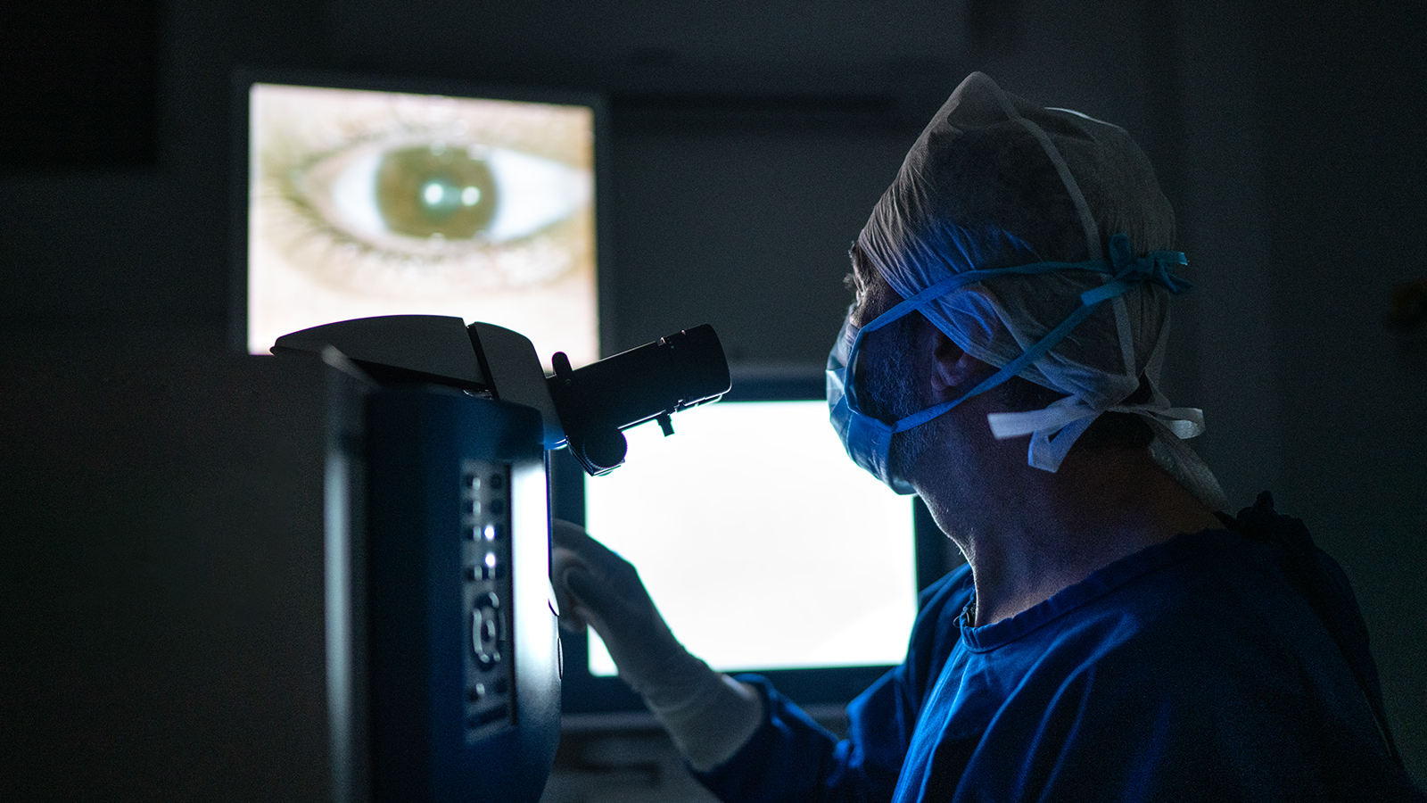 /-/media/circle/spotlights/image-spotlights/in-article-images/about-cataract-surgery_3.jpg?rev=ad273256affb4bf788955ebf3a7ae125&iar=1&mh=255&mw=381&hash=DE11DEBE5E9835E55C3517D775F454E2