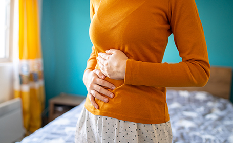 woman suffering pelvic symptoms due to undiagnosed endometriosis