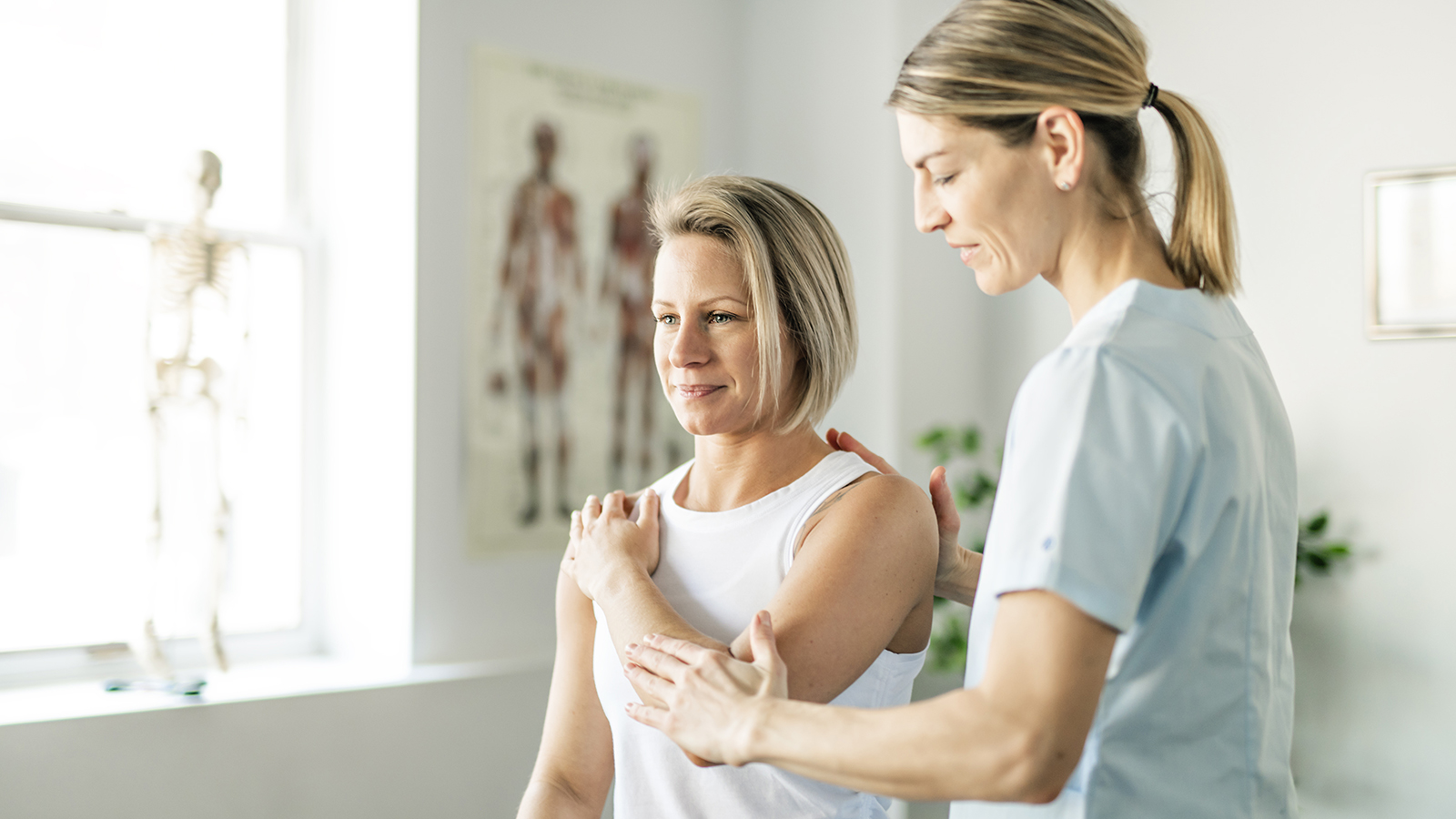 /-/media/circle/spotlights/image-spotlights/in-article-images/physiotherapy_3.jpg?rev=9b7387c6b7264f9eb357cbf4af82368a&iar=1&mh=255&mw=381&hash=80755C7195B1AE230CD68C7E348BB956