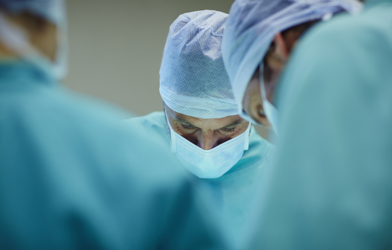 Surgeons-working-in-operating-room
