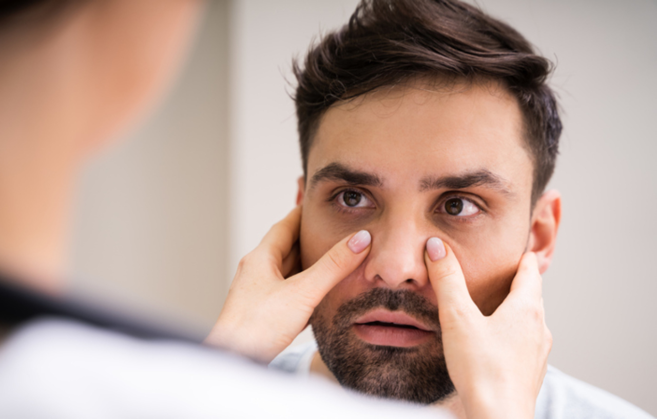 Doctor-doing-sinusitis-examination