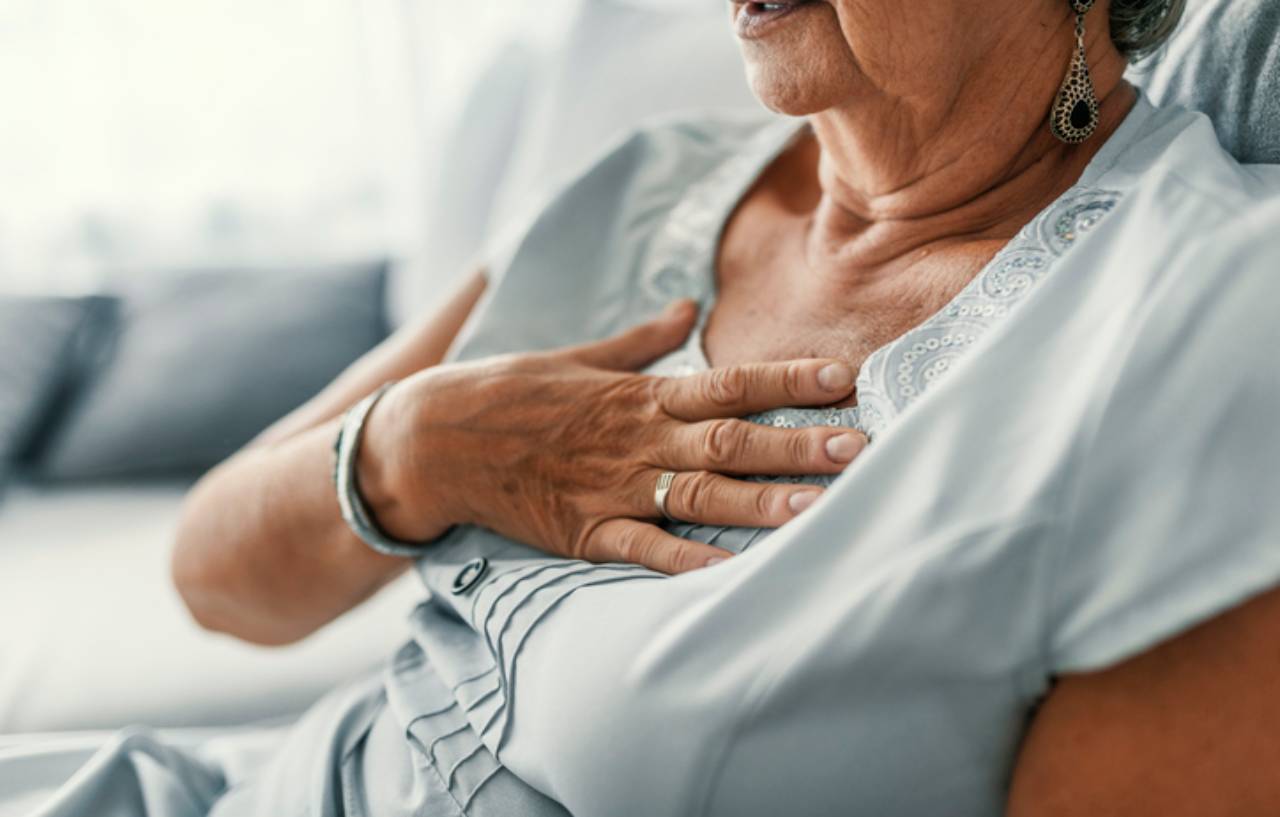 Woman with chest pain needs endoscopic mitral valve repair