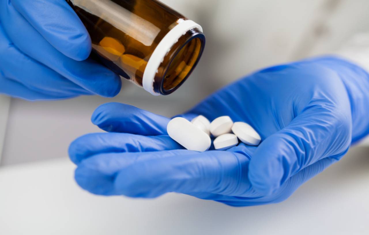 Doctor preparing medication for pain relief after surgery