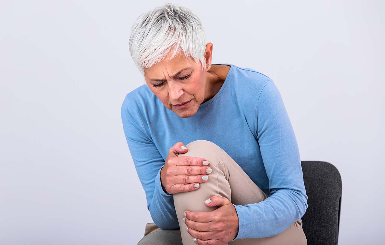 Senior-woman-holding-painful-knee