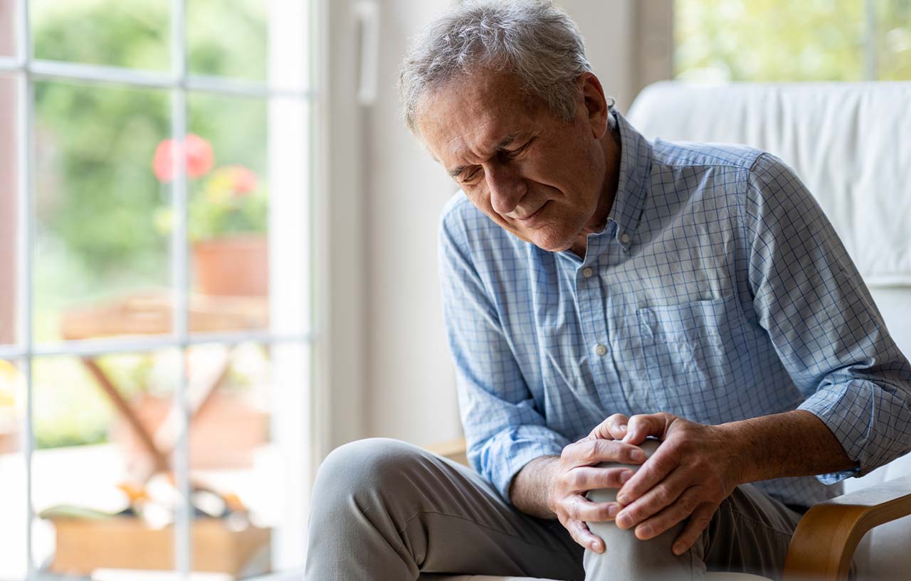 Senior-man-with-knee-pain