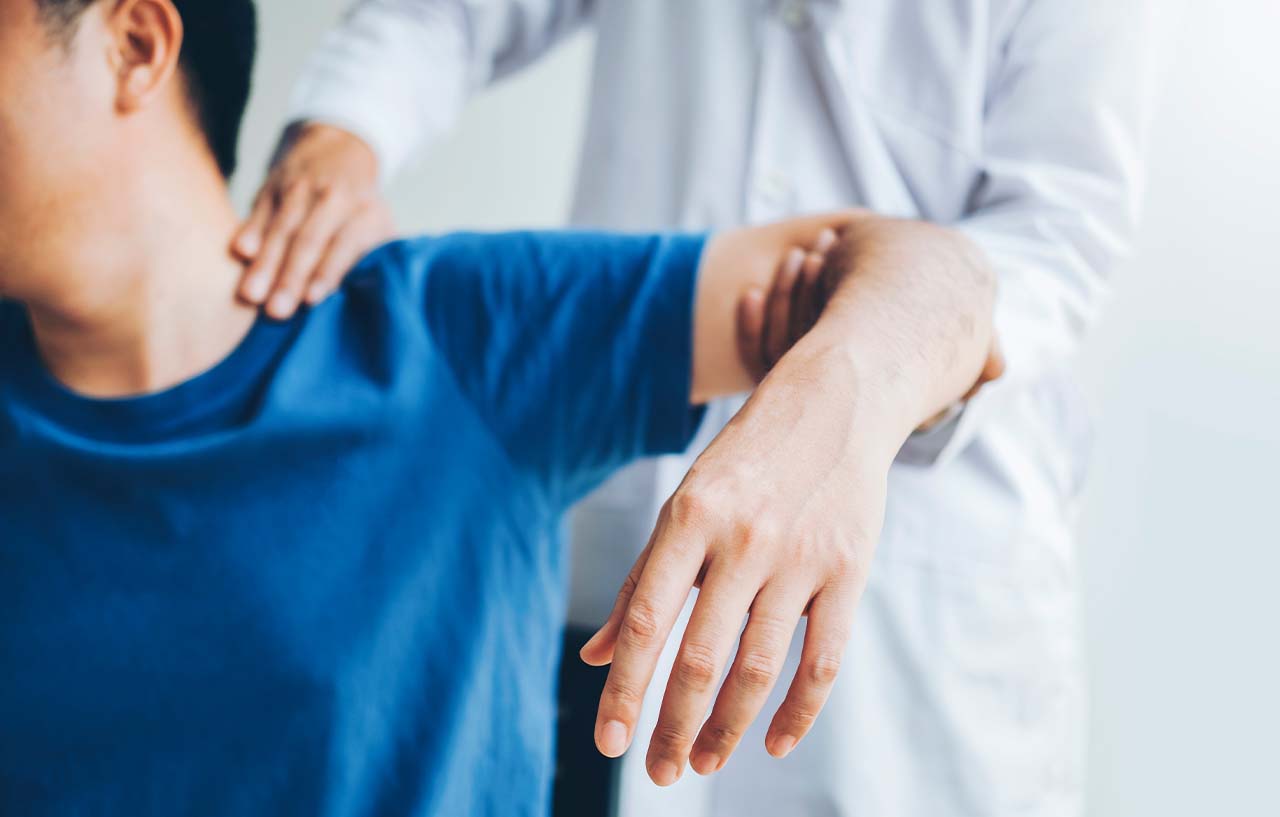 Patient receiving shoulder fracture treatment in clinic