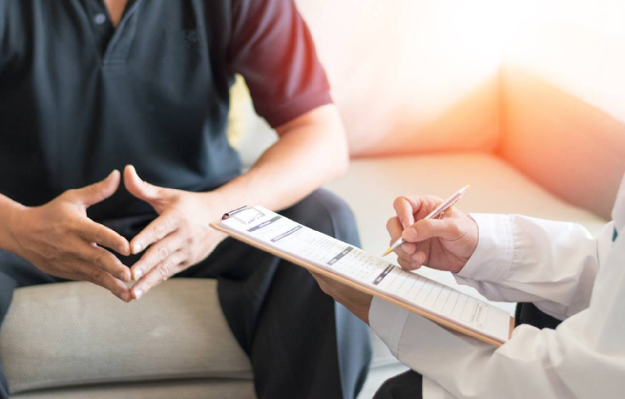 Urologist discusses treatment options with a patient with Peyronie’s disease